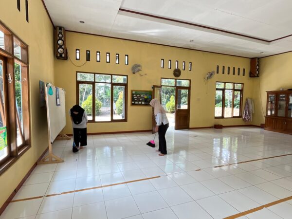 KKN Bersinergi: Roan Masjid Jadi Ajang Silaturahmi Mahasiswa dan Warga untuk Tingkatkan Kenyamanan Jama'ah