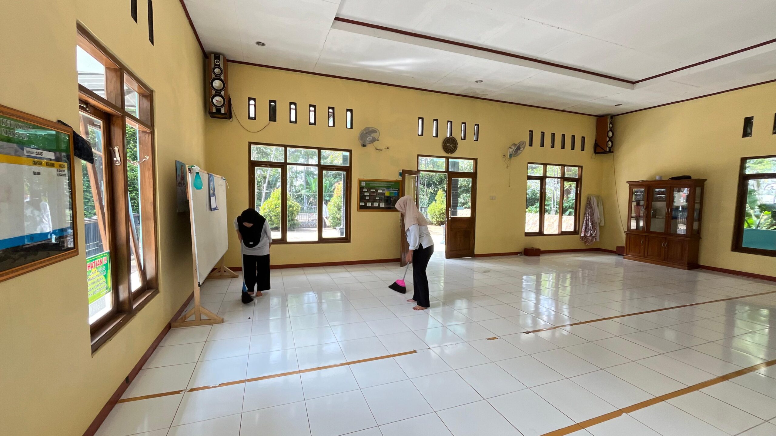 KKN Bersinergi: Roan Masjid Jadi Ajang Silaturahmi Mahasiswa dan Warga untuk Tingkatkan Kenyamanan Jama'ah