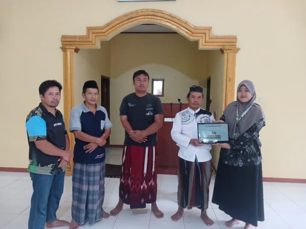 Penyerahan Website Masjid ke Takmir oleh Mahasiswa KKN